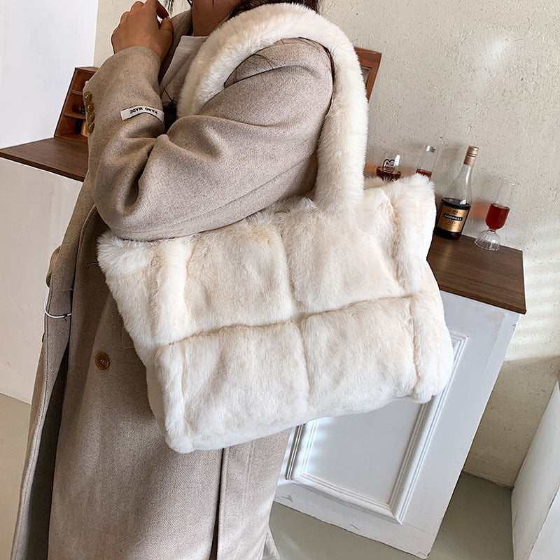 Dante Plush Handbag: The Must-Have Chic Winter Accessory for Women